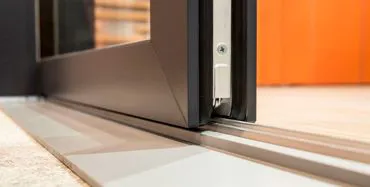 Porte vetrate scorrevoli in PVC, soglia da 20mm