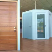 Porte interne, maniglie e battiscopa